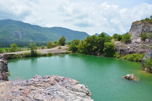 Le lac bleu et pittoresque de Ta Pa.